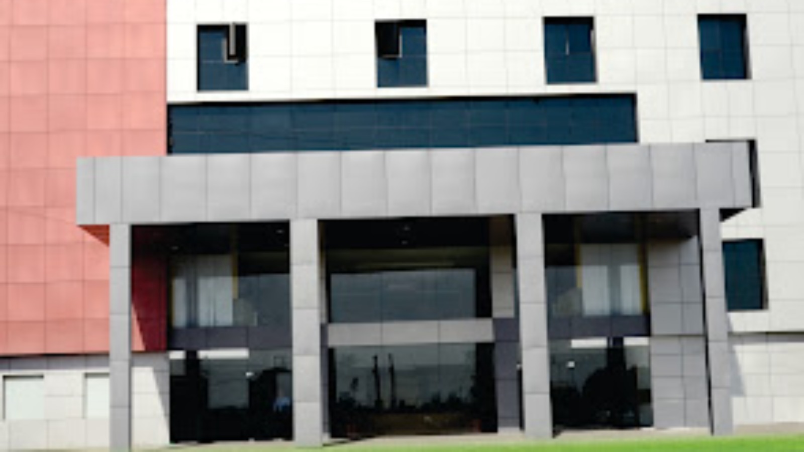 MOHAK LAPAROSCOPY AND INFERTILITY CENTRE C/O SAIMS HOSPITAL